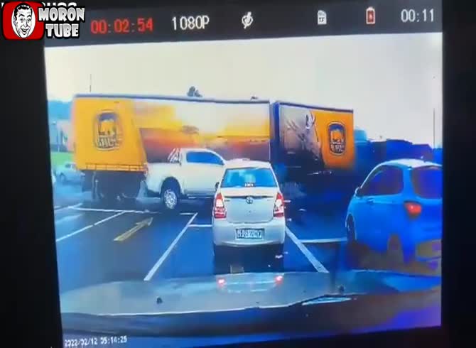 Video :At the crossroads, a truck and a disabled bus clash